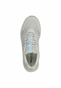 Hellgrauer Sportschuh mit einem Mesh-Obermaterial, strukturierten Akzenten und einem blauen Riemen. Verfügt über runde Schnürsenkel und eine dicke weiße Sohle.
