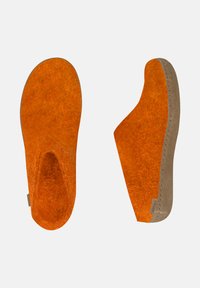 Filt skoinlägg i stark orange med en slät yta. Kanterna har en kontrasterande brun bas som visar sömnadsdetaljer.