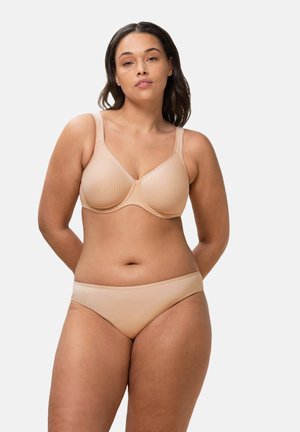 Beige beha met ribbelstructuur en brede bandjes, gecombineerd met bijpassende gladde bikini-slipjes. Beide benadrukken een eenvoudig, naadloos ontwerp.