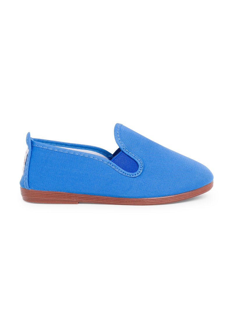 Blauwe canvas instapper met een ronde neus, elastische zijkanten en een bruine rubbersole. Heeft een gestructureerde stof en een eenvoudig ontwerp.