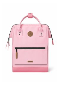 Sac à dos en toile rose avec une poche avant zippée, des poignées robustes, un patch logo circulaire, et des fermetures éclair et accents noirs contrastants.
