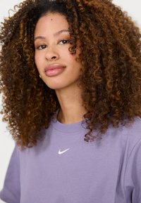 Nike Sportswear TEE - Základné tričko - daybreak