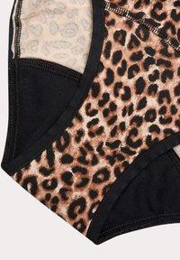 Kraťasy s leopardím vzorem a černým pasem, s texturovanou béžovou částí a hladkou černou tkaninou na spodní straně.