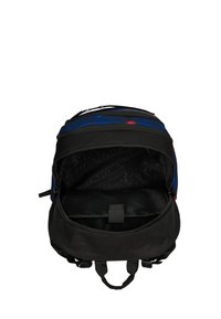 Zaino nero con un design geometrico blu e rosso. Presenta un ampio interno con zip, una base piatta e una cinghia integrata per l'organizzazione.