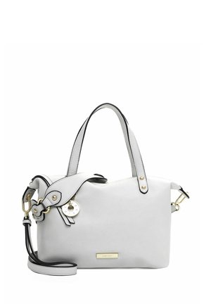 Sac à main en cuir blanc avec doubles poignées, bandoulière amovible, ferrures dorées et un charm décoratif rond sur le devant.