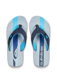 Quiksilver flip-flops med en grå struktureret sål, blå og navy striber og en navy stofrem med en logo accent.