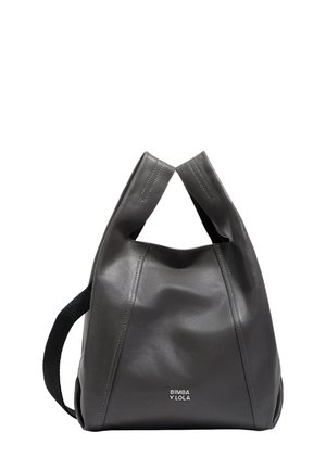 Szara skórzana torebka o unikalnym kształcie, wyposażona w dwa krótkie uchwyty oraz teksturowany czarny pasek, z logo "BIMBA Y LOLA" na przodzie.