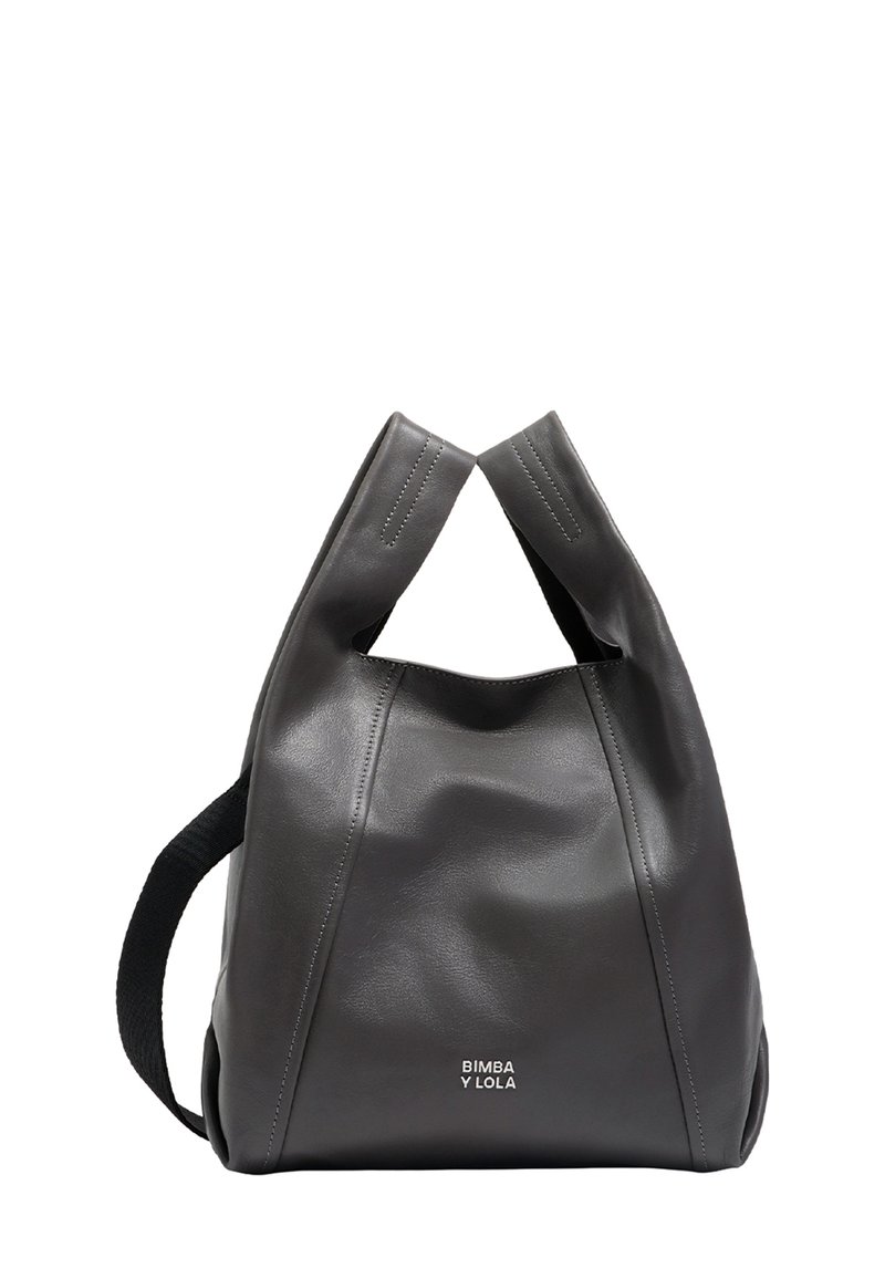 Szara skórzana torebka o unikalnym kształcie, wyposażona w dwa krótkie uchwyty oraz teksturowany czarny pasek, z logo "BIMBA Y LOLA" na przodzie.
