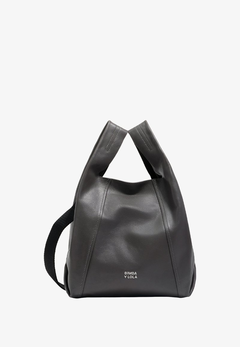 Szara skórzana torebka o unikalnym kształcie, wyposażona w dwa krótkie uchwyty oraz teksturowany czarny pasek, z logo "BIMBA Y LOLA" na przodzie.