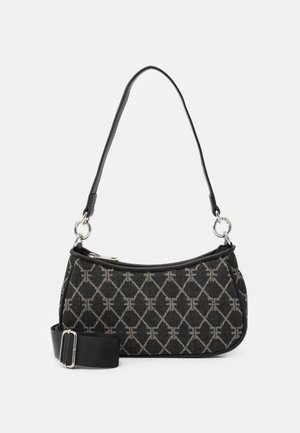 Černá kabelka s potiskem ve tvaru polooválu, z textilního materiálu, s horním zipem a nastavitelným popruhem s kovovými doplňky.