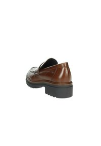 Scarpa slip-on in pelle marrone con punta arrotondata e suola in gomma nera texturizzata. Presenta cuciture minime e un discreto dettaglio del logo.