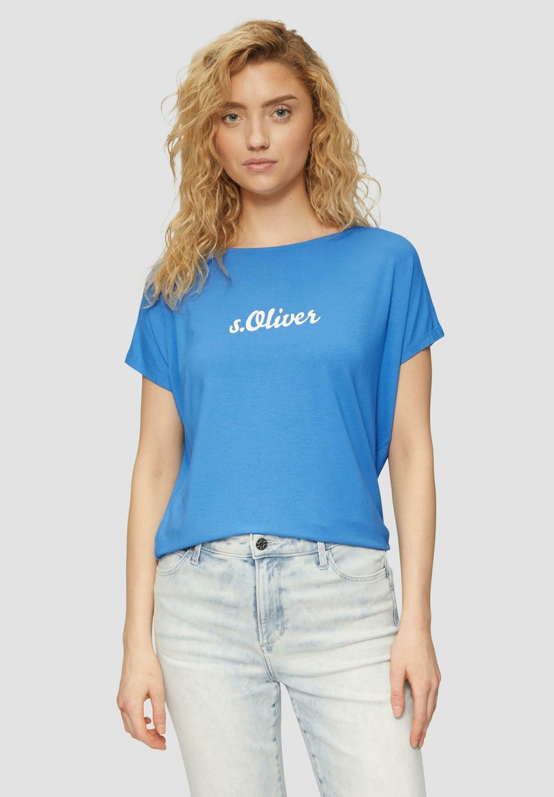 Blauwe kortemouwt-shirt met witte "s.Oliver" tekst. De stof lijkt zacht en lichtgewicht, met een relaxte pasvorm en ronde hals.
