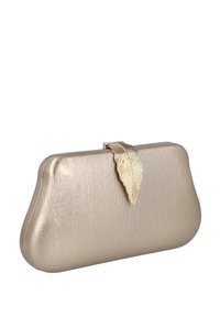 Clutch de metal dorado con un cierre en forma de hoja, que presenta una superficie lisa y texturizada y un diseño redondeado y elegante.