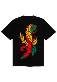 T-shirt noir avec un design coloré et abstrait d'éléments botaniques entrelacés en rouge, jaune et vert au dos.