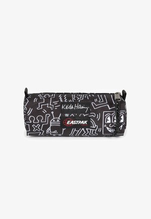 Astuccio nero con motivi grafici ispirati a Keith Haring in bianco, forma cilindrica, tessuto resistente, chiusura con cerniera e dettaglio del logo Eastpak.