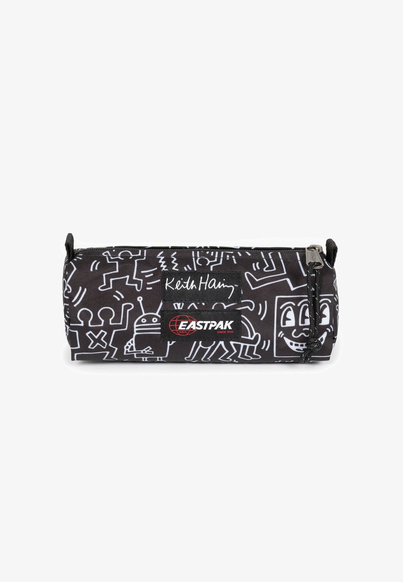 Astuccio nero con motivi grafici ispirati a Keith Haring in bianco, forma cilindrica, tessuto resistente, chiusura con cerniera e dettaglio del logo Eastpak.