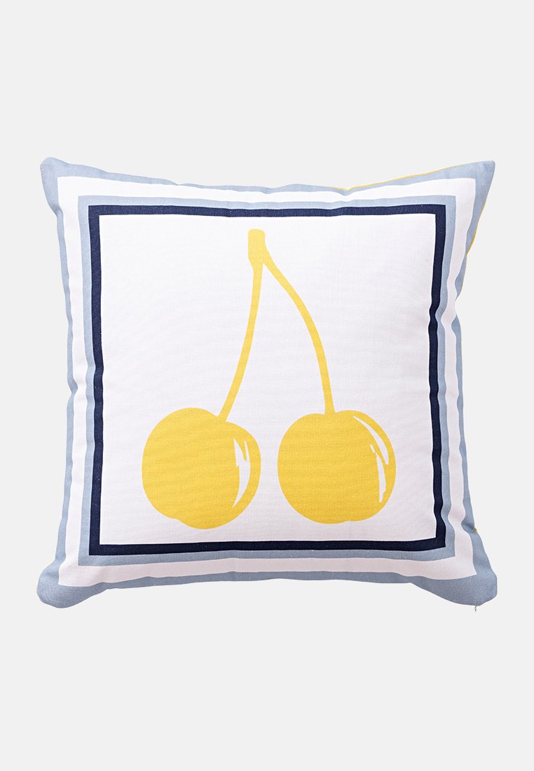 Coussin carré avec un design de cerises jaunes sur un tissu blanc ; bordé de rayures bleu foncé et bleu clair ; matériau en coton texturé.
