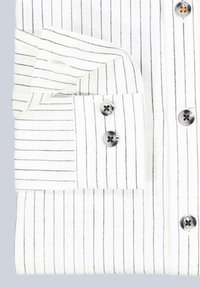 Weißes Hemd mit marineblauen vertikalen Streifen, versehen mit umgeschlagenen Manschetten, Knopfleiste und Knopfakzenten. Der Stoff wirkt glatt und leicht.