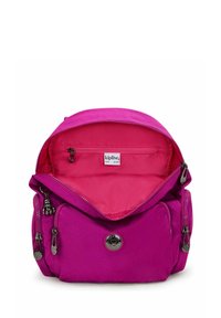 Sac à dos rose avec une texture lisse, fermeture éclair et poches latérales doubles. L'intérieur présente une doublure rose vif et un petit compartiment zippé.