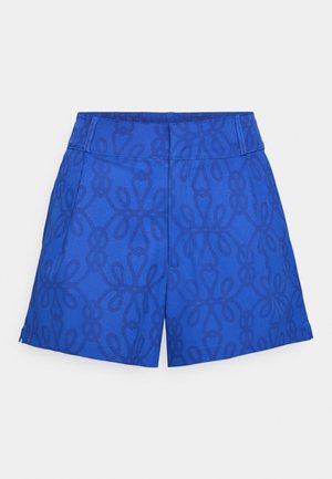 Pantaloni corti blu con un motivo a loop tono su tono, realizzati in tessuto liscio, con un taglio dritto e fessure laterali all'orlo per una maggiore libertà di movimento.