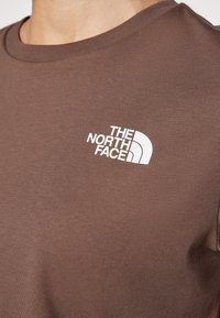 The North Face SIMPLE DOME CROPPED SLIM TEE - Marškinėliai su spaudiniu - smokey brown
