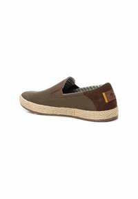 Zapato deslizante de lona marrón con suela de yute trenzado, que presenta un acento de tacón de ante marrón y un forro de tela a rayas.