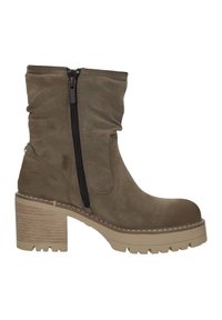 Bottine en suède verte avec une fermeture éclair sur le côté, un talon en bois empilé marron, un bout rond et une semelle texturée. Présente un design de tige souple.