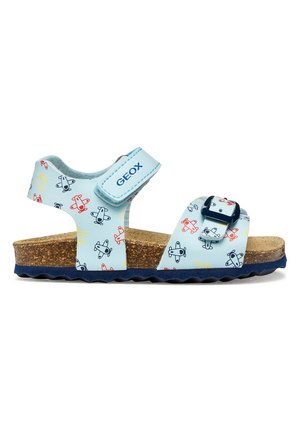 Sandalo azzurro chiaro per bambino con motivi di aeroplani, suola in sughero, cinturino alla caviglia regolabile con velcro etichettato GEOX e fibbia blu navy sulla cinghia anteriore.
