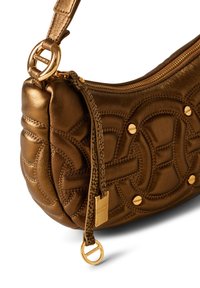 Sac à épaule en cuir bronze avec un design matelassé, des accents en métal doré et des détails de sangle tressée. Fermeture éclair en haut.