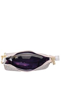 Lichtroze pouch tas met een bloemmotief op de buitenkant, gouden hardware en een paarse binnenzijde met een bloemenpatroon en meerdere compartimenten.