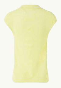 Żółty sweter polo z teksturowanym wzorem, z wysokim kołnierzem i subtelnie widocznym napisem "CASUAL" na plecach.