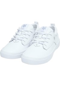 Fehér sneaker, sima szintetikus felső résszel, kerek orral, fűzős kialakítással, texturált talppal és logóval a nyelvén és az oldalán.