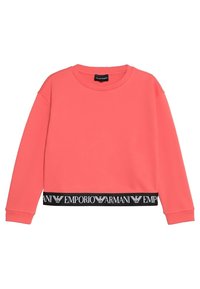 Sudadera de manga larga color rosa coral con cuello redondo y dobladillo elástico negro, que presenta el logo blanco de Emporio Armani y un patrón de emblemas de águila.