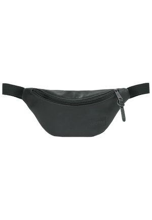 Zwarte leren heuptas met een voorvak met ritssluiting en verstelbare zwarte stoffen riem.