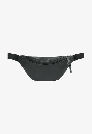 Banane en cuir noir avec une poche avant zippée et une sangle en tissu noir réglable.