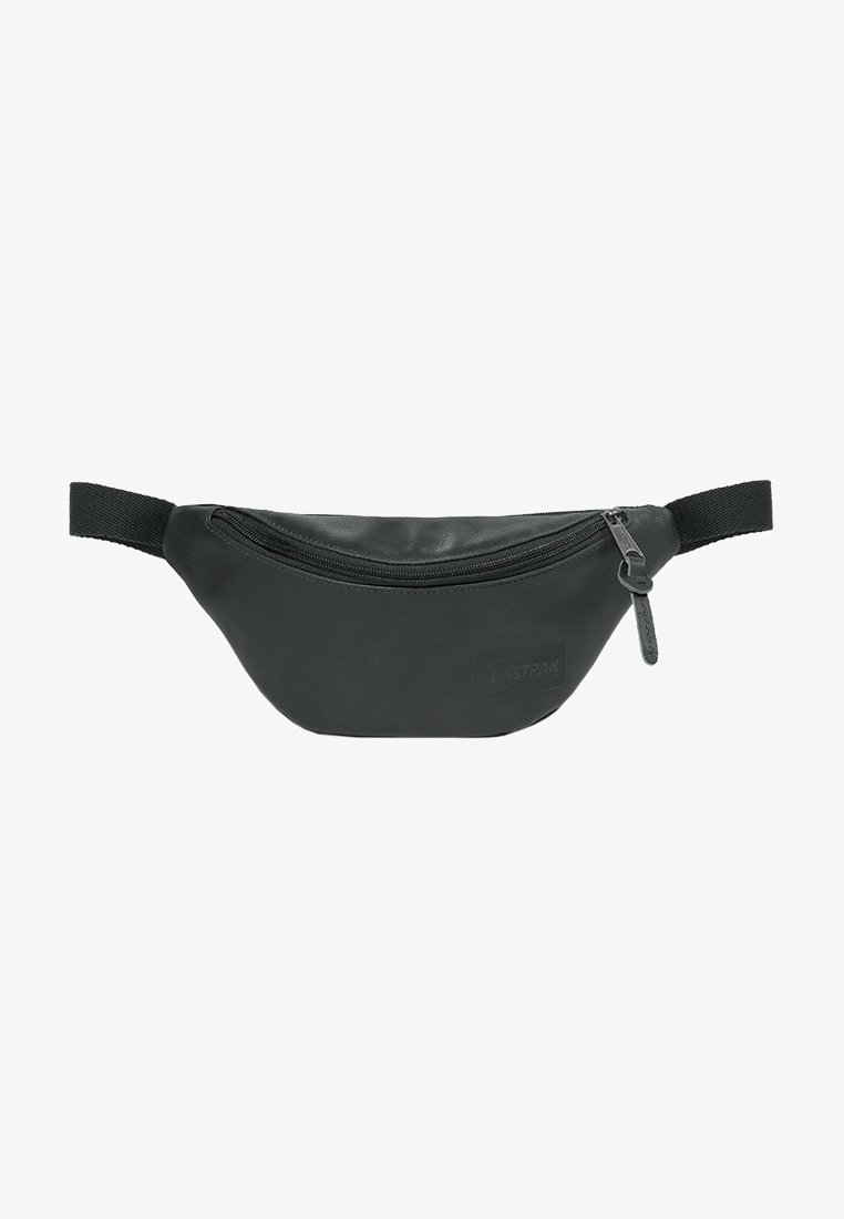 Banane en cuir noir avec une poche avant zippée et une sangle en tissu noir réglable.