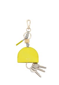 Portachiavi in pelle gialla, dal design arrotondato con accessori in oro. Presenta un cinturino grigio e anelli per chiavi a cui sono attaccate tre chiavi metalliche.