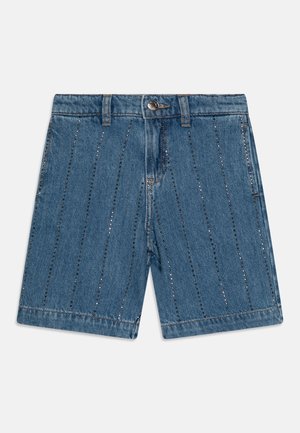 Világoskék farmer szőrme, egyenes fazonban, vertikális sorokban elhelyezett apró strasszokkal és klasszikus öt zsebes dizájnnal.