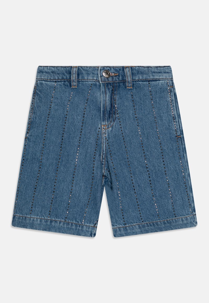 Τζιν σορτς σε ανοιχτό μπλε χρώμα με ίσια γραμμή, διακοσμημένα με κατακόρυφες σειρές από μικρές ραβδώσεις και κλασικό σχέδιο πέντε τσεπών.