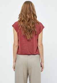 Desires DEBOB SHORTSLEEVE SHIMMER T-SHIRT. - Jednoduché tričko - chili oil