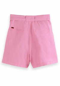 Short rose taille haute avec une large ceinture, deux poches fendues à l'arrière et un petit bouton marron sur la poche gauche.