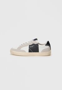 Sneaker basse bianche e grigie realizzate in suede e pelle. Presentano un'accento nero, cuciture bianche e una suola in gomma.