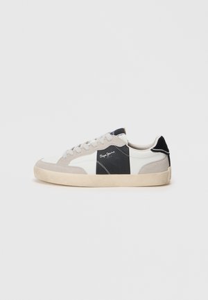 Sneaker basse bianche e grigie realizzate in suede e pelle. Presentano un'accento nero, cuciture bianche e una suola in gomma.