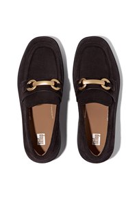 Zwarte suède loafer met een gouden kettingaccent, ronde neus en textuur aan de zijkanten. Beschikt over een soepele bruine voering aan de binnenkant. Platte zool.