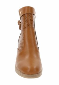 Stivale alla caviglia marrone con una finitura in pelle liscia e design perforato. Presenta una fibbia laterale e una suola di colore chiaro. Forma elegante e strutturata.