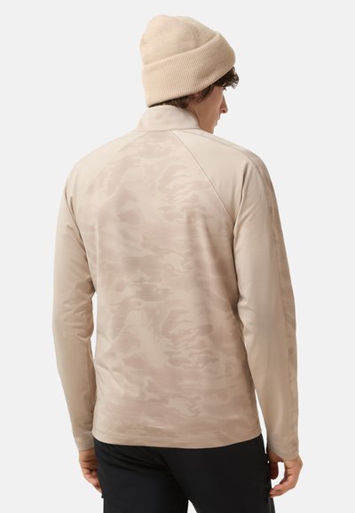 Beige langärmeliges Hemd mit einem subtilen Camouflage-Muster, aus glattem Stoff; verfügt über einen hohen Kragen und Raglanärmel.