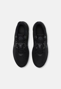 Scarpe da ginnastica nere con tomaia in rete, dettagli testurizzati e suole in gomma solida. Presentano lacci neri e un logo prominente sulla linguetta.