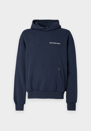 Marineblå hættetrøje lavet af blødt materiale, med en kængurulomme og teksten "don't waste culture" i hvid. Elastiske manchetter og kant.