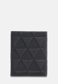Portefeuille en cuir noir doté d'un motif géométrique texturé de triangles en relief, avec une finition granuleuse qui accentue sa qualité tactile.