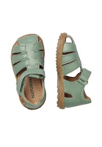 Gröna lädersandaler med flera remmar, öppna sidor, kardborrestängning och texturerade gummisålar. Naturliga korkdetaljer på sålen.
